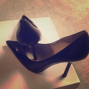 Guess pointed pumps